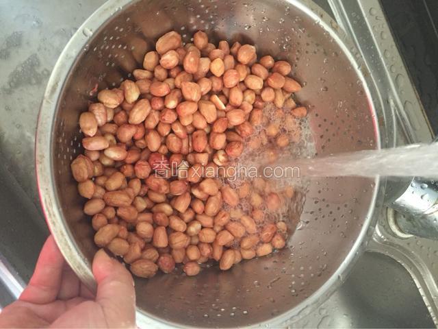 花生米洗净沥干水分备用