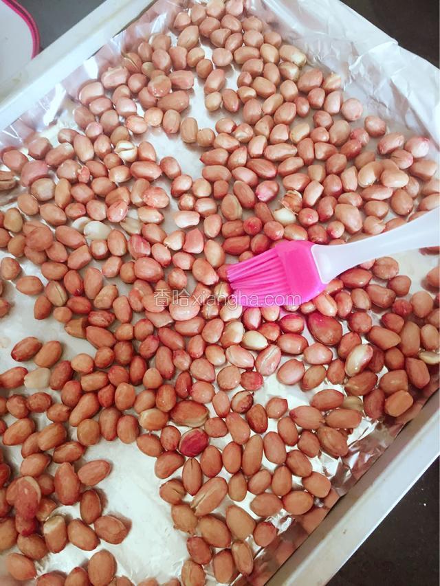 取出用刷子刷一层油在花生米上，再次入烤箱烤十分钟