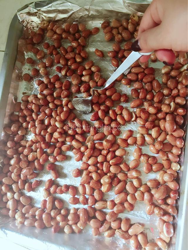 取出趁热撒上盐，并用勺子拌一拌花生米让每颗花生米都沾上盐。放凉后花生就脆脆的，用密封容器装好即可。