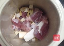 白茯苓麦冬山药炖瘦肉的做法图解2