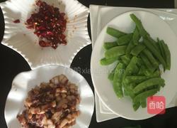 荷兰豆炒腊肉的做法图解1