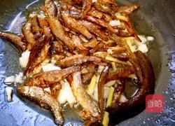 小鱼干炒青豆的做法图解5