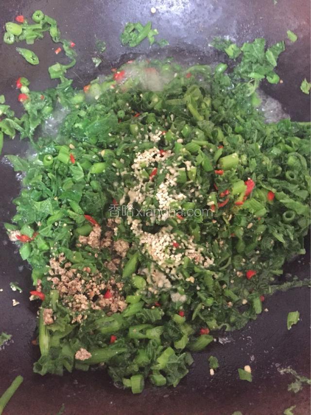 翻炒至开始出汁时加入鸡精和胡椒粉，翻炒均匀，关火出锅