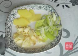 土豆炖鸡块的做法图解1