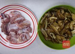 松茸排骨汤的做法图解1