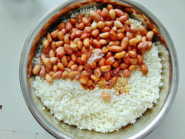 泡好的花生和糯米，沥干水分。放在一个大碗里，加入适量的生抽、食盐、白糖，搅拌均匀。