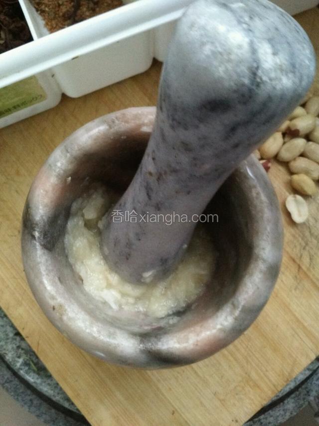 大蒜敲泥备用