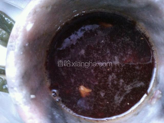 芝麻酱，和所有调料倒入蒜泥中拌匀