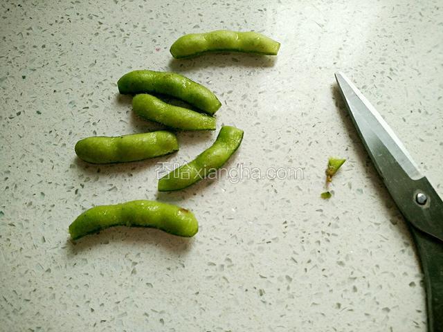 捞出，剪去毛豆的两头。