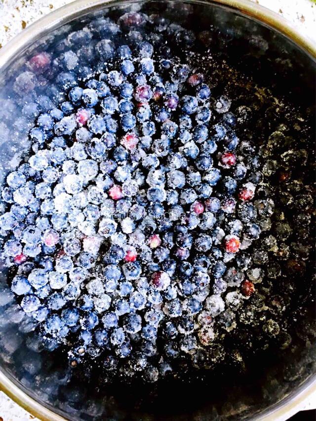 倒进锅里加糖腌制10分钟