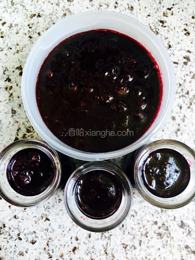 趁热装入提前消毒控干水份的容器里
