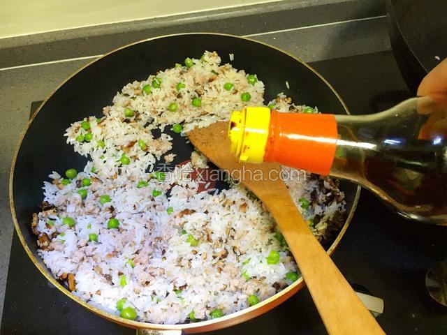 然后把蒸熟的糯米饭，放入锅中一起拌匀，加入适量的生抽蚝油拌匀。