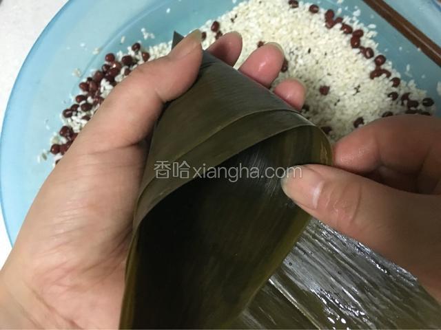 取2张粽叶正面向里卷成锥形，
