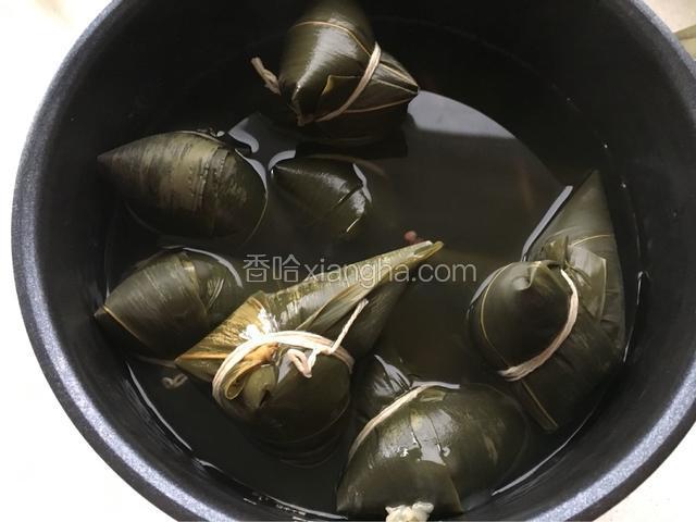 煮熟的粽子，