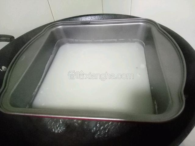 放一勺稀浆入盘中蒸1分钟。