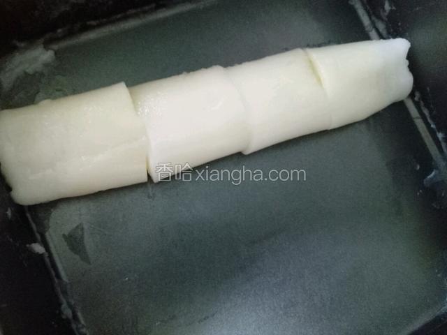 卷成卷状，用刮板成小段。