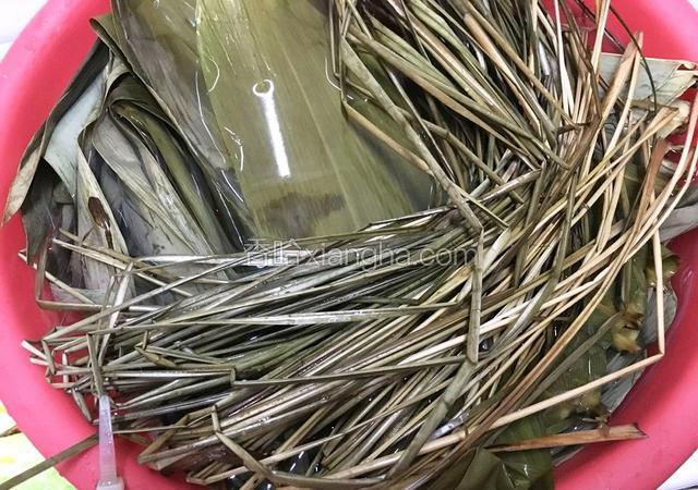 粽叶粽绳洗净,用开水烫3分钟消毒,再用温水泡30分钟,捞起沥干水份,备用.