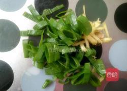 西瓜皮炒鸡蛋的做法图解1