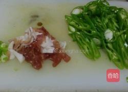 辣椒肉丝汆面的做法图解1