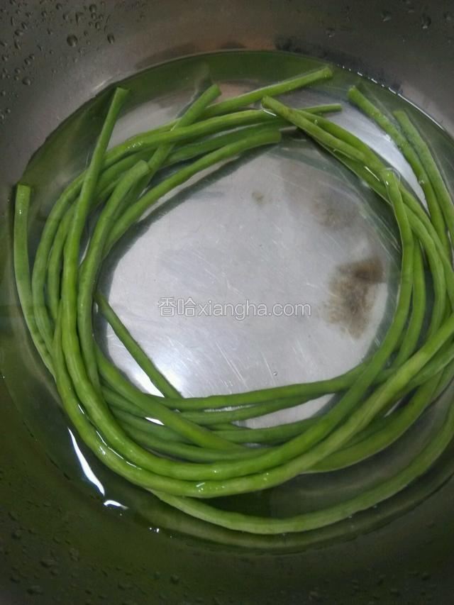 烧开水将豆角焯水半分钟，捞起过凉水