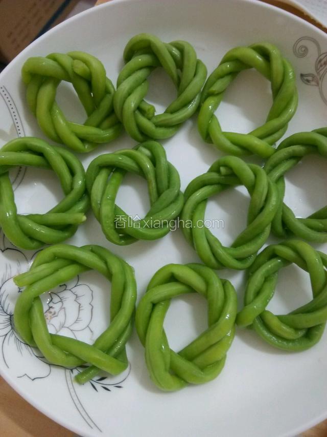 将豆角像编花环一样编成小花环