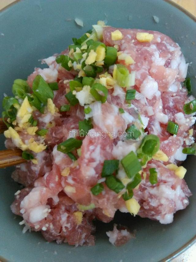 肉馅加入盐，料酒，鸡精，葱姜蒜，生粉向一个方向搅拌均匀