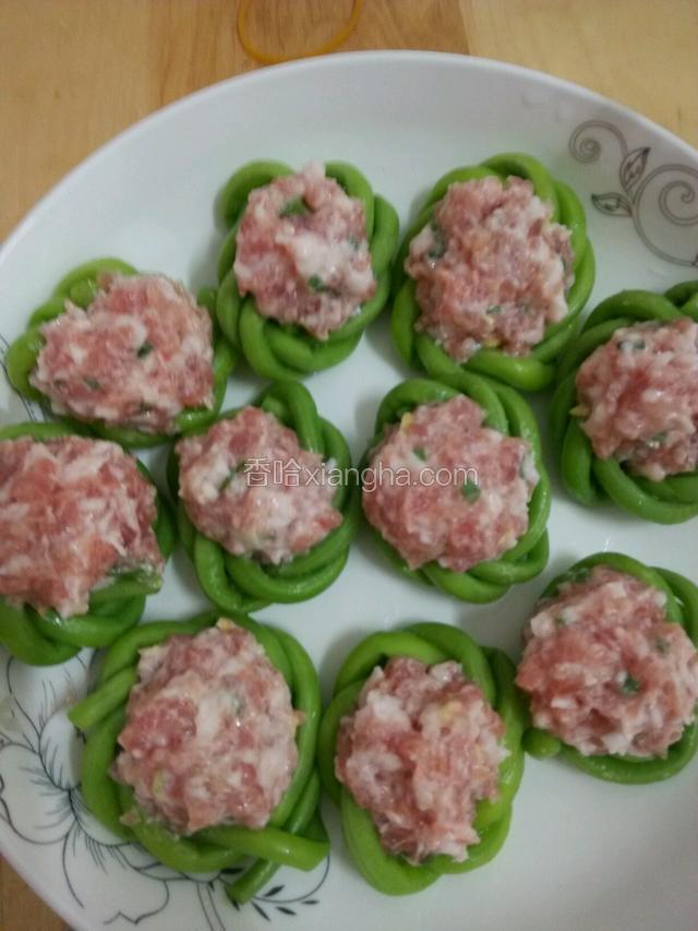将拌好的肉馅酿入豆角环中