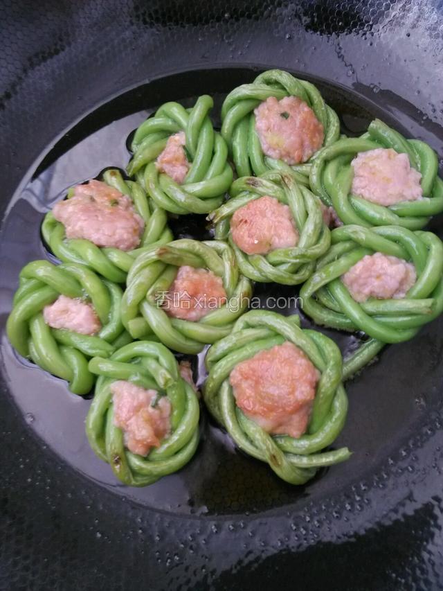 坐锅热油，放入酿好的豆角炸