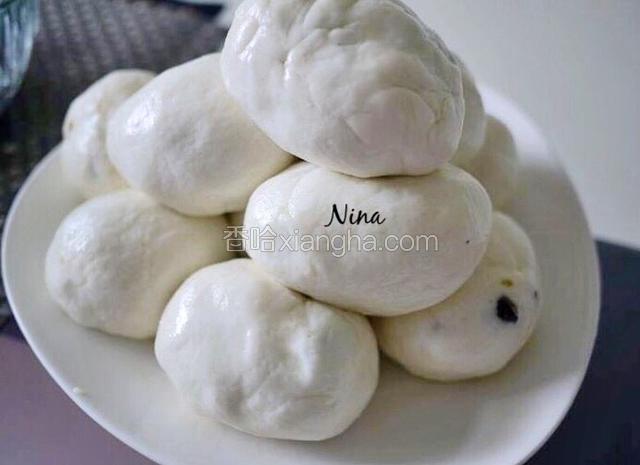 接着揉成圆球，粘手的话可以在手上抹点油来包。