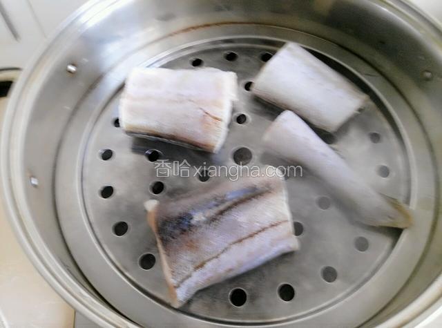 锅中放水烧开了，放入鳕鱼蒸6分钟就好了，