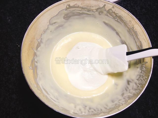 分三次加入奶酪糊中，搅拌均匀
