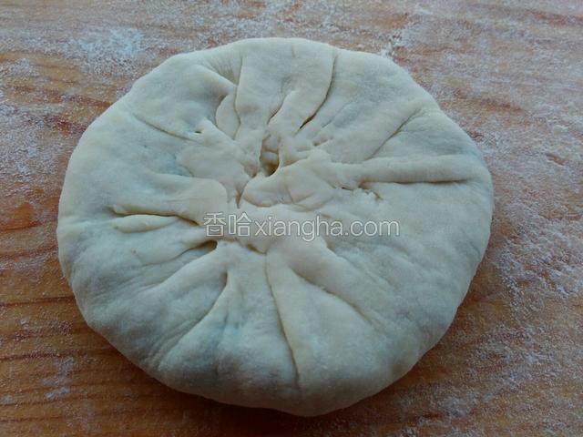 按扁成馅饼模样