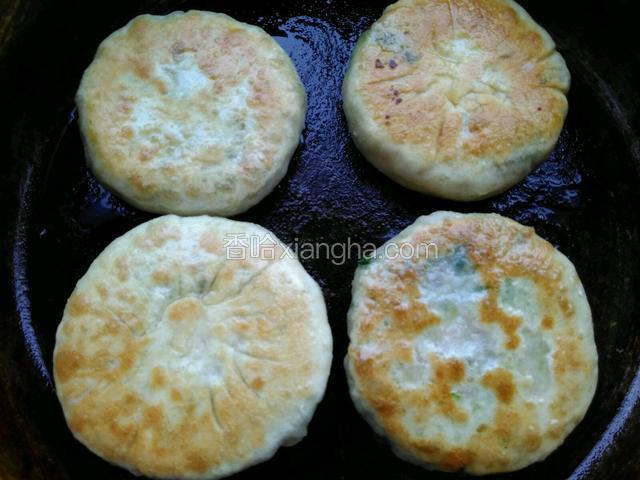 平底锅放少许油开始烙～两面金黄就熟了