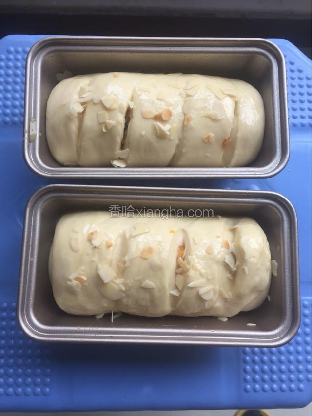 涂抹蛋液并撒上杏仁片。