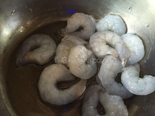鲜虾仁去沙线，切小丁放入猪肉馅中。