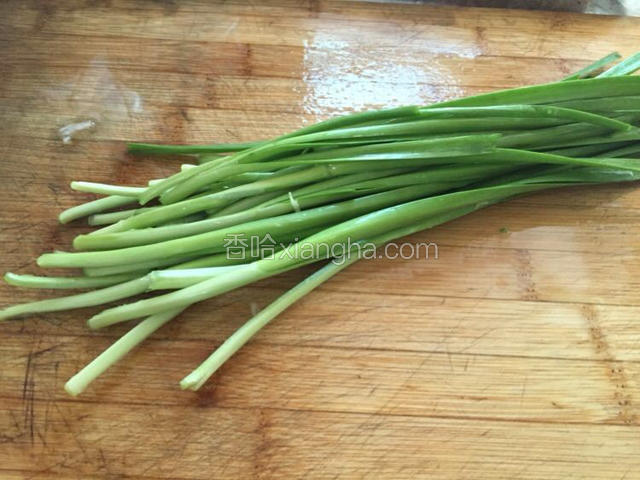 韭菜洗净控干水分，切碎放入猪肉馅中。