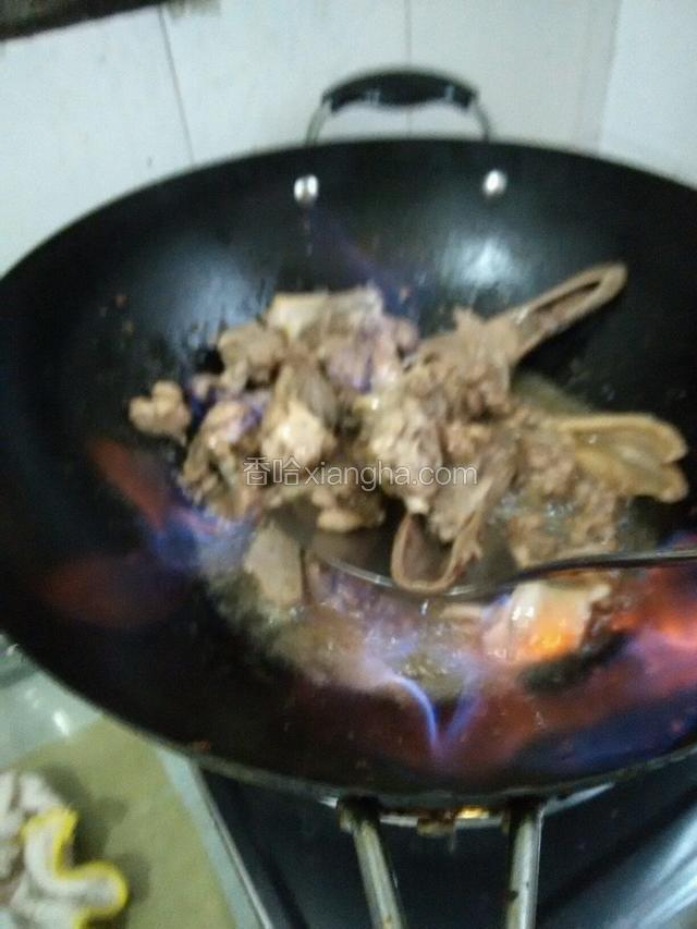 放入烈酒用打火机点燃，烧至火苗消失，这中间用锅铲不停翻炒