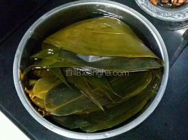 把粽叶煮开浸泡一小时。