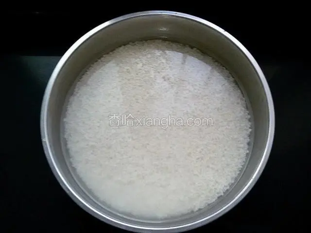 把糯米浸泡两个小时