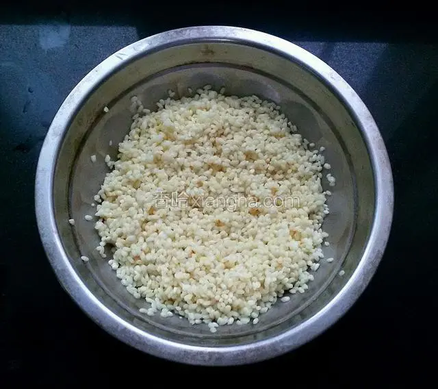 然后放入食用碱拌匀，再放入少量色拉油。（ 放适量食用碱和色拉油，粽子熟了以后成黄色，劲道有弹力，晶莹剔透，增加食欲，而且还利于保存。 ）