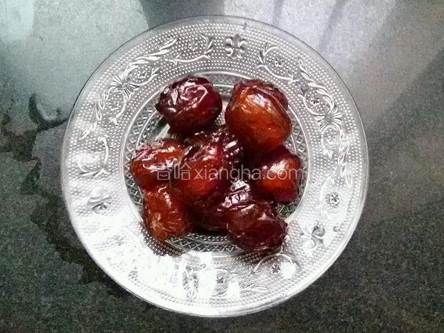 准备蜜枣10颗。