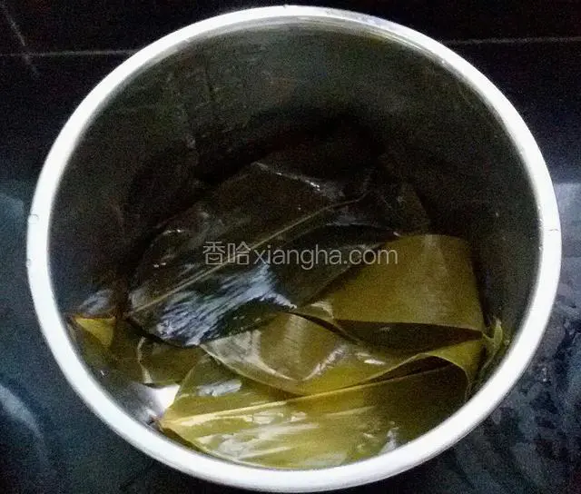 锅底铺上粽叶。