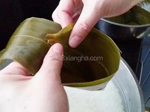 把粽叶对折成漏斗状，下面要不要有口。