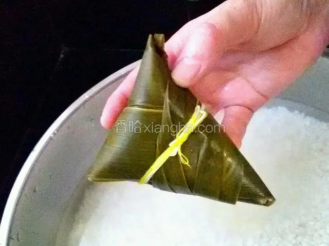 用绳子捆结实粽子就包好了。