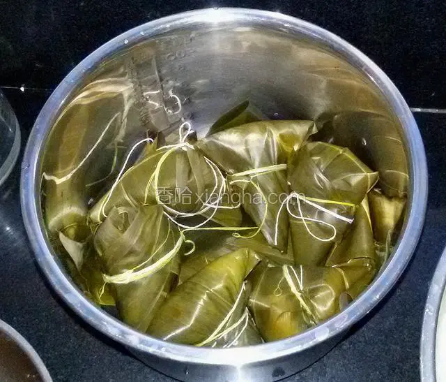 包好以后放入高压锅中，加水沒过粽子即可。