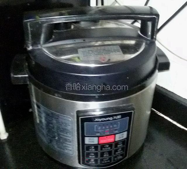 盖锅盖按开始键。（ 我是晚上煮上的，好了以后保温一晚上第二天再揭锅，这样糯米非常软糯。 ）