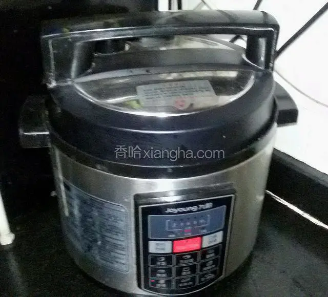 盖锅盖按开始键。（ 我是晚上煮上的，好了以后保温一晚上第二天再揭锅，这样糯米非常软糯。 ）