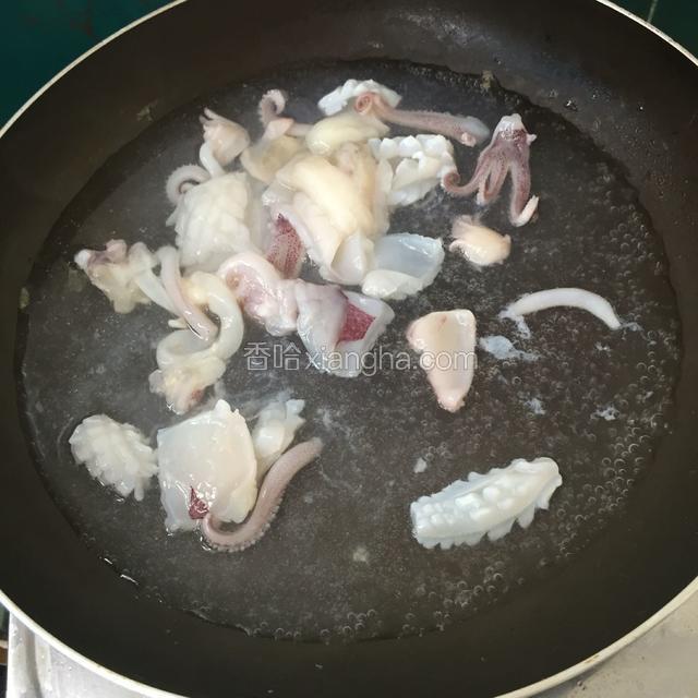 锅里加入适量水烧开鱿鱼烫出花状