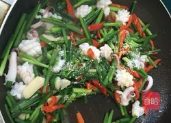 韭菜炒鱿鱼的做法图解6