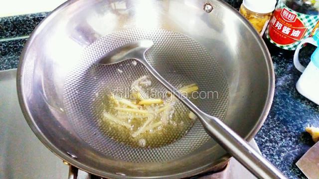 锅热油，下姜片炒香。